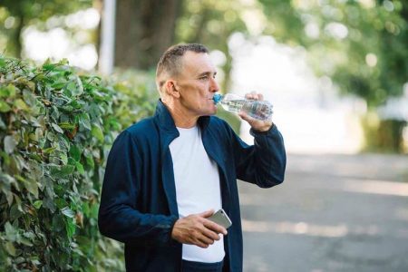 با این ۴ خوراکی آب را برای سالمندان طعم‌دار کنید
