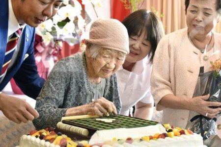 پیرترین فرد جهان تولد ۱۱۹ سالگی خود را در خانه سالمندان جشن گرفت