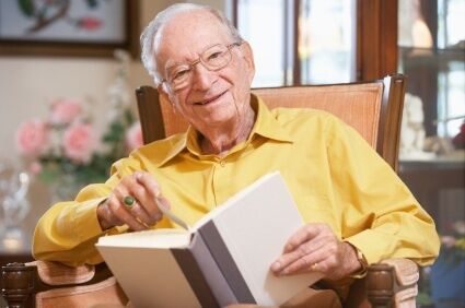 فواید کتاب خواندن برای سالمندان: ۹ رمان مناسب سالمندان