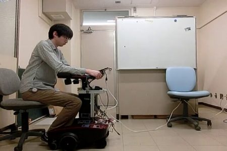 رباتی که به سالمندان در نشستن و راه رفتن کمک می‌کند