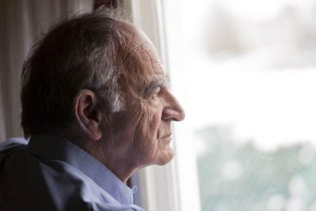 چگونه از سالمند آلزایمری نگهداری کنیم؟