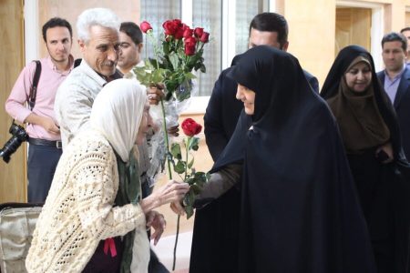 مدیران کل بهزیستی و تعاون استان البرز به دیدار  سالمندان مقیم در مرکز لبخند زندگی رفتند