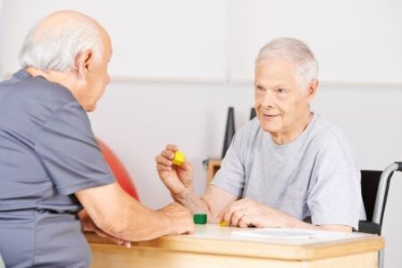 راهنمای انتخاب یک پرستار سالمند با تجربه در منزل