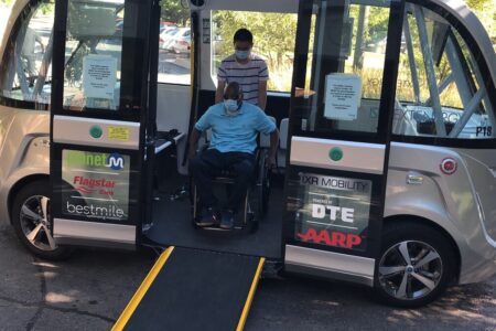 تردد رایگان معلولان و سالمندان با خودروهای بدون راننده در دیترویت
