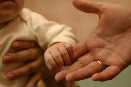 در شرایط جنگی کودکان و سالمندان را در اولویت قرار دهید