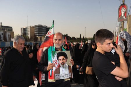 اگر سالمندی در مراسم تشییع همراه شماست، این توصیه‌ها را جدی بگیرید