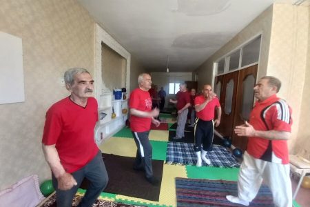 ارتقای سلامت و نشاط در دوران سالمندی؛ برگزاری کلاس‌های ورزشی در مرکز سالمندان «رویش سبز امید» بهار