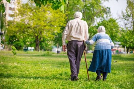 چرا سالمندان، تمایل به خاطره گویی و تکرار دارند؟